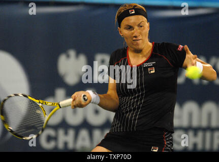 Svetlana Kuznetsova, aus Russland, gibt den Ball von Ihrem russischen Gegner, Elena Dementieva, im Finale des Dubai Tennis Championships am 1. März 2008. (UPI Foto/Norbert Schiller) Stockfoto