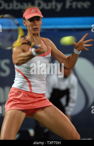 Elena Dementieva, aus Russland, gibt den Ball von Ihrem russischen Gegner, Svetlana Kuznetsova, im Finale des Dubai Tennis Championships am 1. März 2008. (UPI Foto/Norbert Schiller) Stockfoto