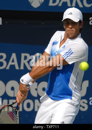 Fernando Verdasco aus Spanien bringt eine Kugel aus Schottland's Andy Murray während des Dubai Tennis Championships am Mittwoch, 5. März 2008. (UPI Foto/Norbert Schiller) Stockfoto