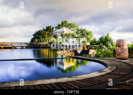 Die Blue Mountains, Jamaika, Dez 2018, Strawberry Hill Hotel Pool bei Sonnenuntergang Stockfoto