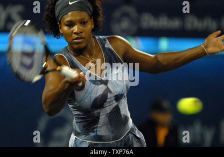 Die Nummer 1 der Welt, Serena Williams aus den Vereinigten Staaten, gibt den Ball von Ihrem Gegner, Sara Errani aus Italien, am dritten Tag des Dubai Tennis Championships am 17. Februar 2009. (UPI Foto/Norbert Schiller) Stockfoto