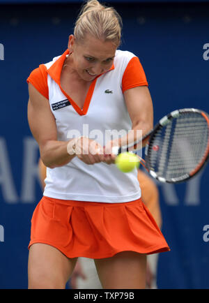 Elena Vesnina aus Russland liefert den Ball vom Gegner der Welt Nr. 24, Kaia Kanepi während das Viertelfinale der Frauen Dubai Meisterschaften, Donnerstag, den 19. Februar 2009. (UPI Foto/Norbert Schiller) Stockfoto