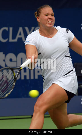 Die Welt Nr. 24, Kaia Kanepi gibt den Ball von Ihrem Gegner Elena Vesnina aus Russland im Viertelfinale der Frauen Dubai Meisterschaften, Donnerstag, den 19. Februar 2009. (UPI Foto/Norbert Schiller) Stockfoto