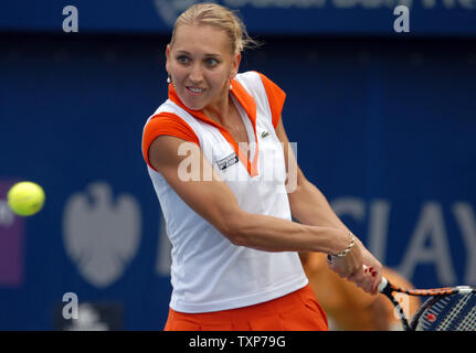 Elena Vesnina aus Russland liefert den Ball vom Gegner der Welt Nr. 24, Kaia Kanepi während das Viertelfinale der Frauen Dubai Meisterschaften, Donnerstag, den 19. Februar 2009. (UPI Foto/Norbert Schiller) Stockfoto