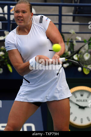 Die Welt Nr. 24, Kaia Kanepi gibt den Ball von Ihrem Gegner Elena Vesnina aus Russland im Viertelfinale der Frauen Dubai Meisterschaften, Donnerstag, den 19. Februar 2009. (UPI Foto/Norbert Schiller) Stockfoto