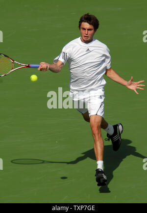 Die Nummer 7 der Welt, Gilles Simon, von Frankreich gibt den Ball auf seinen Gegner, die Welt Nr. 3, Novak Djokovic, aus Serbien, während das Halbfinale der Männer Dubai Tennis Championships, Freitag, 27. Februar 2009. (UPI Foto/Norbert Schiller) Stockfoto