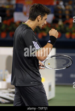 Die Welt Nr. 3, Novak Djokovic, aus Serbien, feiert nach seinem Gegner schlagen, die Welt Nr. 14, David Ferrer aus Spanien, im Finale der Männer Dubai Tennis Championships, Samstag, 28. Februar 2009. Djokovic gewann das Match mit 7-5, 6-3. (UPI Foto/Norbert Schiller) Stockfoto