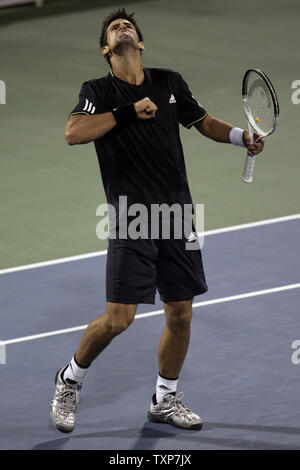 Die Welt Nr. 3, Novak Djokovic, aus Serbien, feiert nach seinem Gegner schlagen, die Welt Nr. 14, David Ferrer aus Spanien, im Finale der Männer Dubai Tennis Championships, Samstag, 28. Februar 2009. Djokovic gewann das Match mit 7-5, 6-3. (UPI Foto) Stockfoto