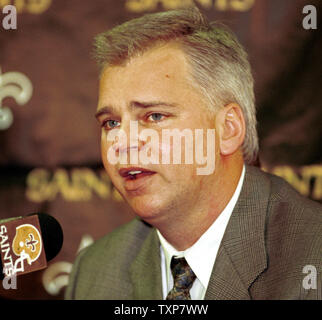 NOP 200001270 - 27 Januar 2000 - New Orleans, Louisiana, USA: Randy Mueller spricht mit der New Orleans Medien nachdem er General Manager der New Orleans Saints, 27. Januar genannt wurde. Mueller verbrachte 17 Jahre mit den Seattle Seahawks Vor angestellt werden von den Heiligen. rg/ajs/A.J. Sisco UPI Stockfoto