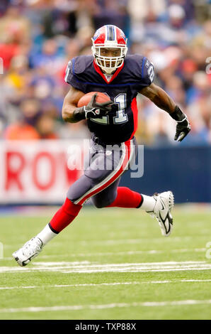 Willis McGahee, zurück laufen für die Buffalo Bills, Binsen für yardage gegen die New York Jets am 16. Oktober 2005 im Ralph Wilson Stadium in Orchard Park, NY. Die Rechnungen besiegten die Abteilung Rivalen Jets 27-17. (UPI Foto/Ed Wolfstein) Stockfoto