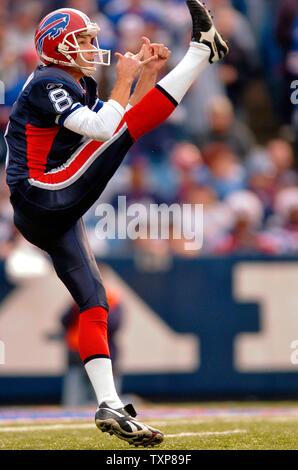 Brian Moorman, Börsenspekulant für die Buffalo Bills, Tritte gegen die Kansas City Chiefs am 13. November 2005 im Ralph Wilson Stadium in Orchard Park, NY. Die Rechnungen besiegten die Chiefs 14-3. (UPI Foto/Ed Wolfstein) Stockfoto