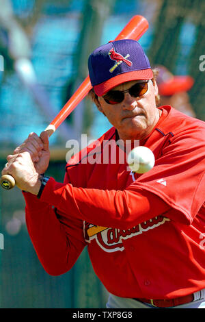 St. Louis Cardinals Manager Tony LaRussa schlägt einige Infield Grounders vor einem Frühling Training Spiel gegen die Washington Nationals in der Space Coast Stadium, Viera, Florida, am 8. März 2006. Die Kardinäle besiegten die Staatsangehörigen 7-4 in 10 Innings in ihren ersten Grapefruit League Treffen der Saison. (UPI Foto/Ed Wolfstein) Stockfoto