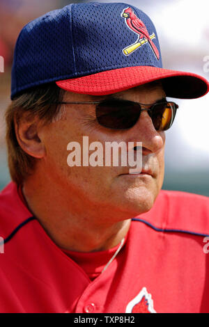 St. Louis Cardinals Manager Tony LaRussa blickt aus dem dugout vor einem Frühling Training Spiel gegen die Atlanta Braves am Baseballstadion im Disney's Wide World of Sports in Orlando, Florida, am 13. März 2006. Die Kardinäle besiegten die Braves 9-0 in Grapefruit League spielen. (UPI Foto/Ed Wolfstein) Stockfoto