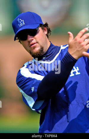 Los Angeles Dodgers Krug Eric Gagne erstreckt sich vor einem Frühling Training Spiel gegen die Washington Nationals an Holeman Stadion in Vero Beach, Florida, am 19. März 2006. (UPI Foto/Ed Wolfstein) Stockfoto