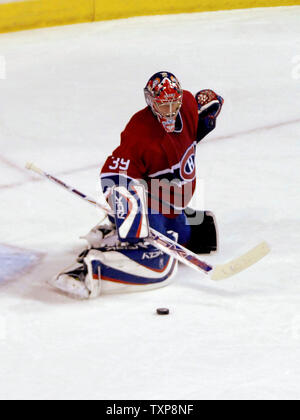 Montreal Canadiens goalie Cristobal Huet (39) Macht ein Stick in der zweiten Periode gegen die Montreal Canadiens im Bell Centre in Montreal, Kanada am 23. Oktober 2006 speichern. Die Sabres besiegten die Canadiens 4-1 ihre Jahreszeit zu erhöhen - öffnung Streifen zu 9 Spiele. (UPI Foto/Ed Wolfstein) Stockfoto