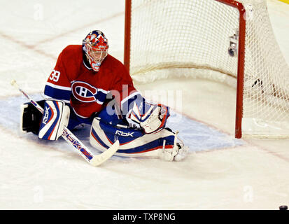 Montreal Canadiens goalie Cristobal Huet (39) Macht Kick in der ersten Periode gegen die Buffalo Sabres im Bell Centre in Montreal, Kanada am 23. Oktober 2006 speichern. Die Sabre führen die Canadiens 1-0 nach einer Periode von Spielen. (UPI Foto/Ed Wolfstein) Stockfoto