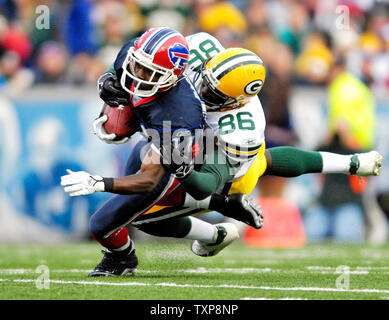 Buffalo Bills wide receiver Roscoe Parrish (11) liefert einen Stocherkahn für 17 Yards als Green Bay tight end Donald Lee (86) Macht die in der Green Bay 38 Yard Linie im vierten Quartal im Ralph Wilson Stadium in Orchard Park, NY angehen, am 5. November 2006. Die Rechnungen besiegt die Verpacker 24-10. (UPI Foto/Ed Wolfstein) Stockfoto