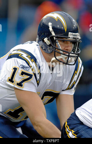 San Diego Aufladeeinheiten Quarterback Philip Flüsse (17) erwärmt sich vor der Ladegeräte Spiel gegen die Buffalo Bills im Ralph Wilson Stadium in Orchard Park, New York, am 3. Dezember 2006. (UPI Foto/Ed Wolfstein) Stockfoto