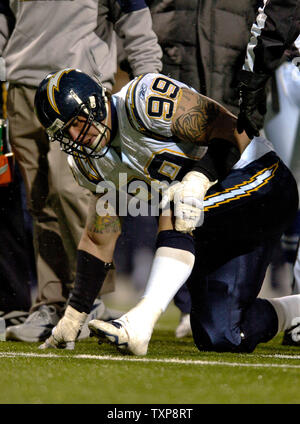 San Diego Chargers defensive Ende Igor Olshansky (99) ist in das vierte Quartal gegen die Buffalo Bills im Ralph Wilson Stadium in Orchard Park, NY verletzt, am 3. Dezember 2006. Die Gebühren besiegten die Rechnungen 24-21. (UPI Foto/Ed Wolfstein) Stockfoto