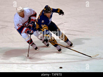 Buffalo Sabres center Jochen Hecht (55) aus Deutschland schlachten Montreal Canadiens linken Flügel vorwärts Sergei Samsonov (15) von Russland in der zweiten Periode gegen die Montreal Canadiens im Bell Centre in Montreal, Kanada am 9. Dezember 2006. Die Sabres besiegten die Canadiens 3-2 in einem shootout. (UPI Foto/Ed Wolfstein) Stockfoto