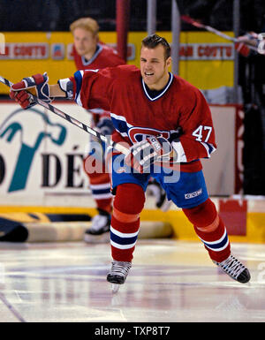 Montreal Canadiens rechten Flügel vorwärts Aaron Downey (47) erwärmt sich vor mit Blick auf die Vancouver Canucks im Bell Centre in Montreal, Kanada am 16. Januar 2007. (UPI Foto/Ed Wolfstein) Stockfoto