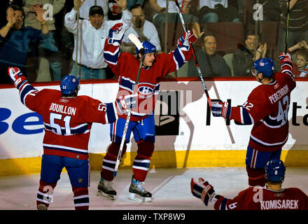 Montreal Canadiens Verteidiger Mark Streit (C) feiert zweiten die Canadiens' Ziel mit Teamkollegen, Francis Bouillon (51) und Alexander Perezhogin (42) in der zweiten Periode gegen die New York Islanders im Bell Centre in Montreal, Kanada am 3. Februar 2007. Die Inselbewohner besiegten die Canadiens 4-2. (UPI Foto/Ed Wolfstein) Stockfoto