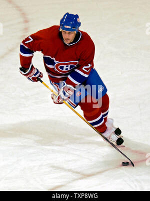 Montreal Canadiens rechten Flügel vorwärts Alexei Kovalev (27) beginnt ein Spiel von seinem eigenen Ende gegen die New York Islanders in der dritten Periode im Bell Centre in Montreal, Kanada am 3. Februar 2007. Die Inselbewohner besiegten die Canadiens 4-2. (UPI Foto/Ed Wolfstein) Stockfoto