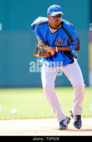 New York Mets infielder Ruben Gotay Praktiken Grounders vor der Washington Nationals gerichtet an Space Coast Stadium in Viera, Florida, am 10. März 2007. (UPI Foto/Ed Wolfstein) Stockfoto
