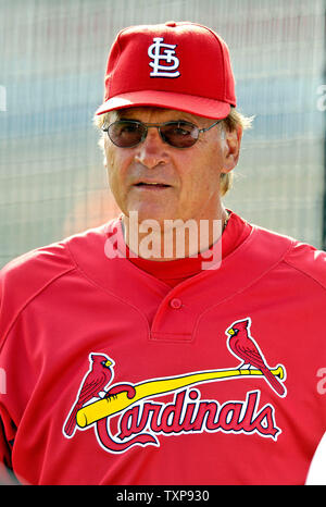 St. Louis Cardinals Manager Tony La Russa Uhren sein Team schlagende Praxis vor der Washington Nationals gerichtet an Roger Dean Stadion in Jupiter, Florida, am 14. März 2007. (UPI Foto/Ed Wolfstein) Stockfoto