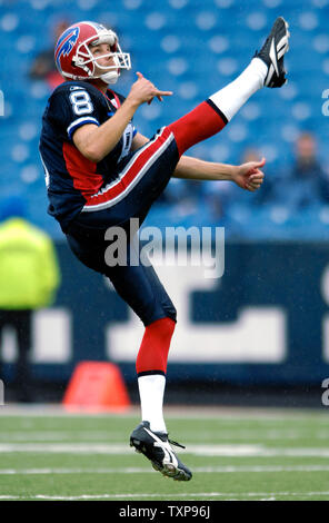 Buffalo Bills Börsenspekulant Brian Moorman (8) Nimmt etwas warm-up Kicks vor, denen die Denver Broncos im Ralph Wilson Stadium in Orchard Park, New York, am 9. September 2007. (UPI Foto/Ed Wolfstein) Stockfoto