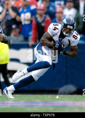 Denver Broncos wide receiver Javon (84) in einem Pass zieht von Broncos quarterback Jay Cutler im vierten Quartal gegen die Buffalo Bills im Ralph Wilson Stadium in Orchard Park, New York, am 9. September 2007. Die Broncos besiegten die Rechnungen im Jahreszeitöffner 15-14. (UPI Foto/Ed Wolfstein) Stockfoto
