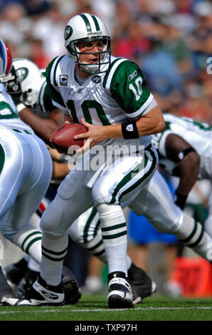 New York Jets quarterback Chad Pennington sieht eine Übergabe im ersten Quartal gegen die Buffalo Bills im Ralph Wilson Stadium in Orchard Park, NY bilden, am 30. September 2007. (UPI Foto/Ed Wolfstein) Stockfoto