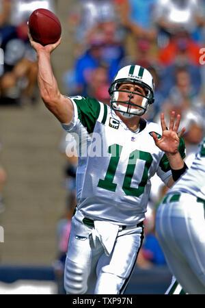 New York Jets quarterback Chad Pennington macht einen vorwärtslauf Für kurze yardage im zweiten Viertel gegen die Buffalo Bills im Ralph Wilson Stadium in Orchard Park, New York, am 30. September 2007. (UPI Foto/Ed Wolfstein) Stockfoto