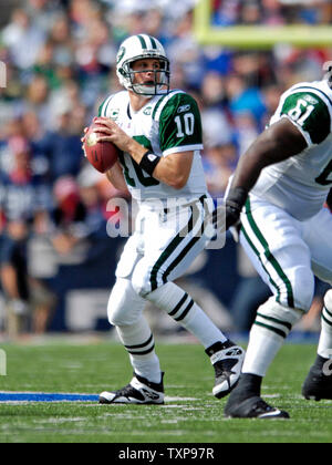 New York Jets quarterback Chad Pennington sieht downfield für einen Empfänger im zweiten Viertel gegen die Buffalo Bills im Ralph Wilson Stadium in Orchard Park, New York, am 30. September 2007. (UPI Foto/Ed Wolfstein) Stockfoto