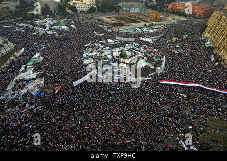 Ägyptische regierungsfeindlichen Demonstranten versammeln sich auf dem Tahrir-Platz in Kairo in Ägypten am 8. Februar 2011, wie sie ihre nationale Flagge am 15. Tag der Proteste gegen das Regime von Präsident Hosni Mubarak. UPI Stockfoto