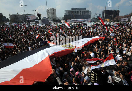 Ägyptische regierungsfeindlichen Demonstranten versammeln sich auf dem Tahrir-Platz in Kairo in Ägypten am 8. Februar 2011, wie sie ihre nationale Flagge am 15. Tag der Proteste gegen das Regime von Präsident Hosni Mubarak. UPI Stockfoto