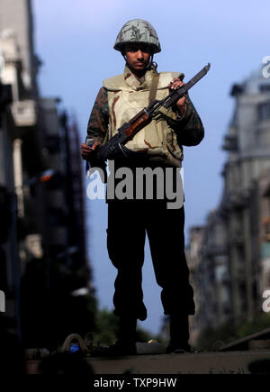 Ägyptischer Soldat steht Wache beim Ägyptischen regierungsfeindlichen Demonstranten auf dem Tahrir-Platz in Kairo in Kairo, Ägypten am 8. Februar 2011 versammeln sich auf dem 15. Tag der Proteste gegen das Regime von Präsident Hosni Mubarak. UPI Stockfoto