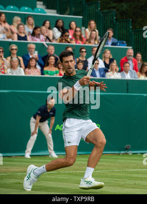 Stoke Park, Buckinghamshire, Großbritannien. 25. Juni 2019. Weltweit die Nummer 1 Novak Djokovic (SRB) Öffnet das Boodles in Stoke Park Country Club, Hotel und Spa. Die fünfzehn mal Grand Slam Champion spielt auf Gericht mit Welt Nr. 35 Cristian Garin (CHI) Im ersten Match des Tages. Djokovic gewann das Spiel 6-2, 6-4. Credit: Maureen McLean/Alamy leben Nachrichten Stockfoto