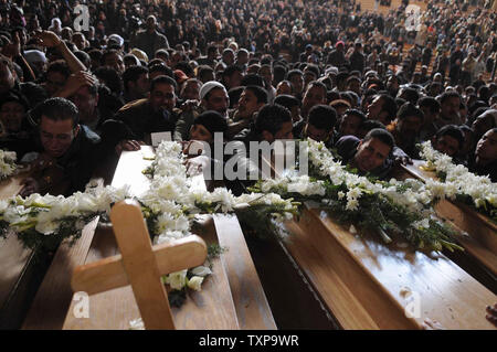 Ägyptische koptische Christen demonstrieren, während ein Kruzifix während eines Protestes außerhalb des ägyptischen Staatsfernsehen Gebäude in Kairo am 10. März 2011. Mindestens 13 Menschen wurden in den konfessionellen Auseinandersetzungen, der ausbrach, als 1.000 Christen versammelten die Verbrennung einer Kirche zu protestieren, die in der vergangenen Woche getötet. UPI Mohammed Hosam Stockfoto