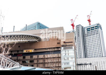 Osaka, Japan - 13. April 2019: Skyline Skyline und modernen Gebäuden mit baukränen in der Nähe von Bahnhof bis Perspektive Stockfoto