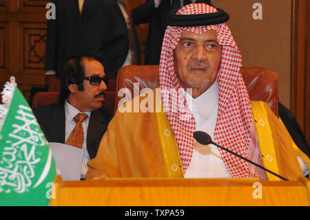 Saudische Außenminister Prinz Saud al-Faisal besucht am 2. November 2011 eine Ministerkonferenz in Kairo Sitz der Arabischen Liga auf die Situation in Syrien, Damaskus voll ein Plan angenommen zu Ende fast acht Monate des Blutvergießens, entsprechend einer Liga Offizielle. UPI/Ahmed Farid Stockfoto