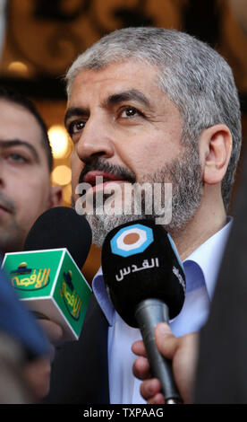 Die Islamische Bewegung Hamas chief Khaled Meshaal im Gespräch mit der Presse nach einem Treffen mit dem palästinensischen Präsidenten Mahmud Abbas in Kairo am 24. November 2011. Abbas und Meschaal hagelte einen neuen Palästinensischen 'Partnerschaft' nach Gesprächen ein Wahrzeichen Versöhnung zu implementieren. UPI Stockfoto