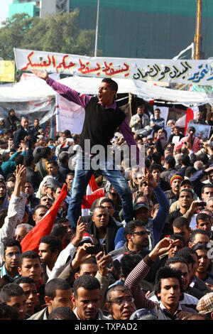 Ein ägyptischer Anti-militärische Herrschaft Demonstranten während einer Demonstration auf dem Tahrir-Platz in Kairo am 2. Dezember 2011. Ägypten erwartete die verzögerte Veröffentlichung der Ergebnisse für die Phase der ersten Wahlen seit der Veteran Präsident Hosni Mubarak, von denen erwartet wird, dass eine islamistische Sweep zu bestätigen stürzen. UPI/Ashraf Mohamad Stockfoto