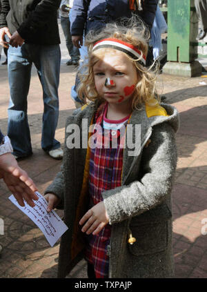 Ägypter sammeln auf dem Tahrir Platz der 1-jährigen Jahrestag des Aufstandes, dass Präsident Hosni Mubarak in Kairo, Ägypten, Mittwoch, Januar verdrängt zu markieren. 25., 2012. Zehntausende Ägypter sammelte, Mittwoch, den ersten Jahrestag des Aufstandes des Landes 2011 mit Liberalen und Islamisten sammeln auf verschiedenen Seiten der Kairos Tahrir-Platz. UPI/Ahmed Gomaa Stockfoto