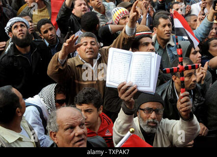 Ägypter sammeln auf dem Tahrir Platz der 1-jährigen Jahrestag des Aufstandes, dass Präsident Hosni Mubarak in Kairo, Ägypten, Mittwoch, Januar verdrängt zu markieren. 25., 2012. Zehntausende Ägypter sammelte, Mittwoch, den ersten Jahrestag des Aufstandes des Landes 2011 mit Liberalen und Islamisten sammeln auf verschiedenen Seiten der Kairos Tahrir-Platz. UPI/Ahmed Gomaa Stockfoto