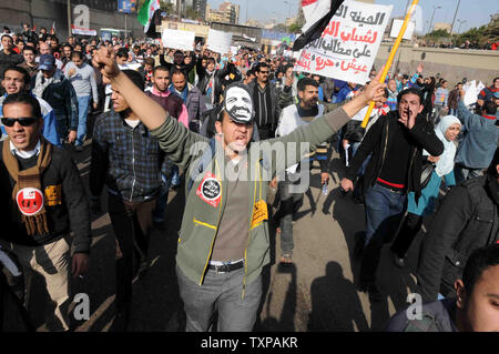 Ägypter sammeln auf dem Tahrir Platz der 1-jährigen Jahrestag des Aufstandes, dass Präsident Hosni Mubarak in Kairo, Ägypten, Mittwoch, Januar verdrängt zu markieren. 25., 2012. Zehntausende Ägypter sammelte, Mittwoch, den ersten Jahrestag des Aufstandes des Landes 2011 mit Liberalen und Islamisten sammeln auf verschiedenen Seiten der Kairos Tahrir-Platz. UPI/Ahmed Gomaa Stockfoto