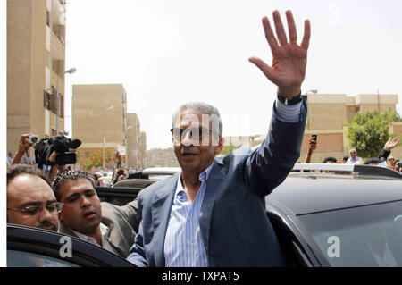 Ägyptische Präsidentschaftskandidat Amr Moussa Wellen, als er zu einem Wahllokal in Kairo am 23. Mai 2012 eingegangen ist. Ägypter geduldig in der Warteschlange am Mittwoch zu stimmen, die darauf brennen, ihre Führer zum ersten Mal in einer nationalen Geschichte zu wählen dating zu den Pharaonen, mit Islamisten und weltlich gesinnten Rivalen, die unter abgesetzten Präsidenten Hosni Mubarak serviert Position im Feld. UPI/Ahmed Jomaa Stockfoto