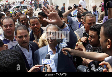Ägyptische Präsidentschaftskandidat Amr Moussa Wellen, als er zu einem Wahllokal in Kairo am 23. Mai 2012 eingegangen ist. Ägypter geduldig in der Warteschlange am Mittwoch zu stimmen, die darauf brennen, ihre Führer zum ersten Mal in einer nationalen Geschichte zu wählen dating zu den Pharaonen, mit Islamisten und weltlich gesinnten Rivalen, die unter abgesetzten Präsidenten Hosni Mubarak serviert Position im Feld. UPI/Ahmed Jomaa Stockfoto