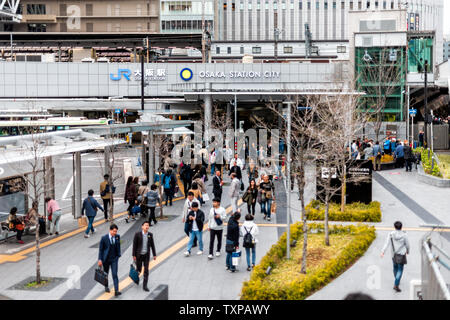 Osaka, Japan - 13. April 2019: Moderne JR Gebäude Bahnhof hohe Betrachtungswinkel mit beschäftigten Menschen zu Fuß von der Bushaltestelle und Zeichen in Englisch Stockfoto