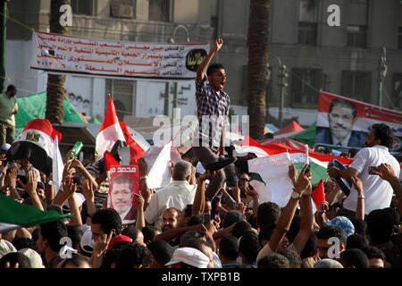 Anhänger der Präsidentschaftswahlen in der Muslimischen Bruderschaft Kandidat Mohamed Morsy feiern seinen Wahlsieg am Tahrir-Platz in Kairo, Ägypten am 24. Juni 2012. Mohamed Morsi war Ägypten die erste islamistischen Präsidenten am Sonntag nach den freiesten Wahlen in der Geschichte des Landes erklärt, knapp besiegen Hosni Mubaraks letzte Premierminister Ahmed Shafik. UPI/Ahmed Jomaa Stockfoto